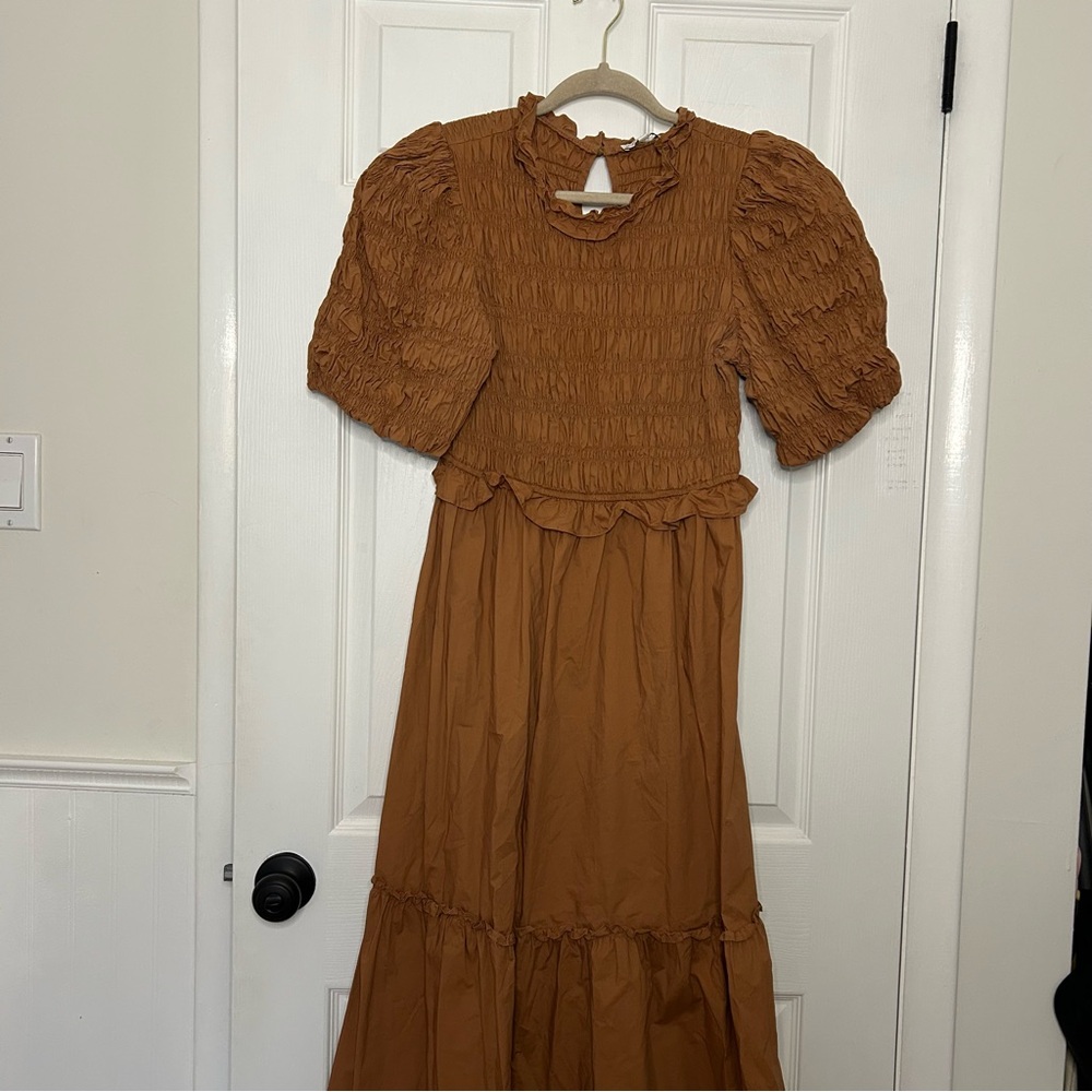Moon River Exclusive Caramel Bubble Sleeve Smocked Midi Dress - Picture 3 of 13